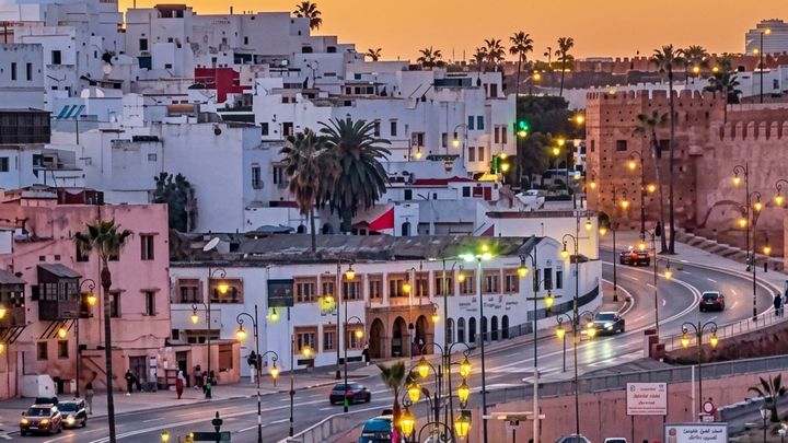 Vue panoramique d'une ville marocaine au coucher du soleil. Mohammedia se situe &agrave; 25 minutes de l'a&eacute;roport Mohammed V de Casablanca.