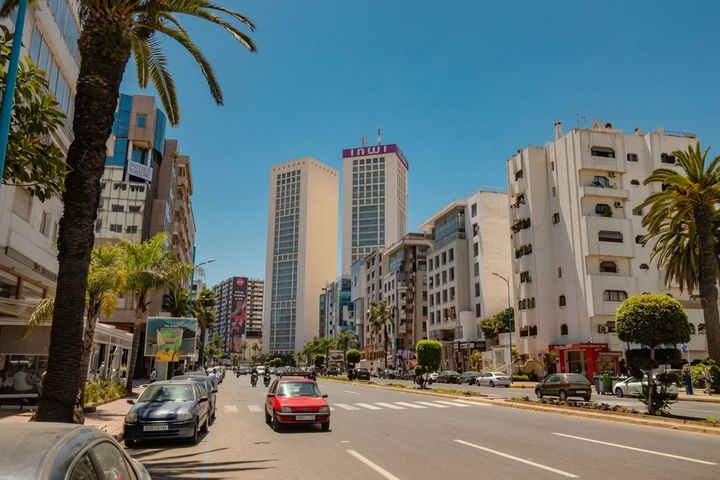Boulevard de Casablanca, Maroc. Les cliniques dentaires marocaines utilisent les m&ecirc;mes mat&eacute;riaux que les cabinets europ&eacute;ens.